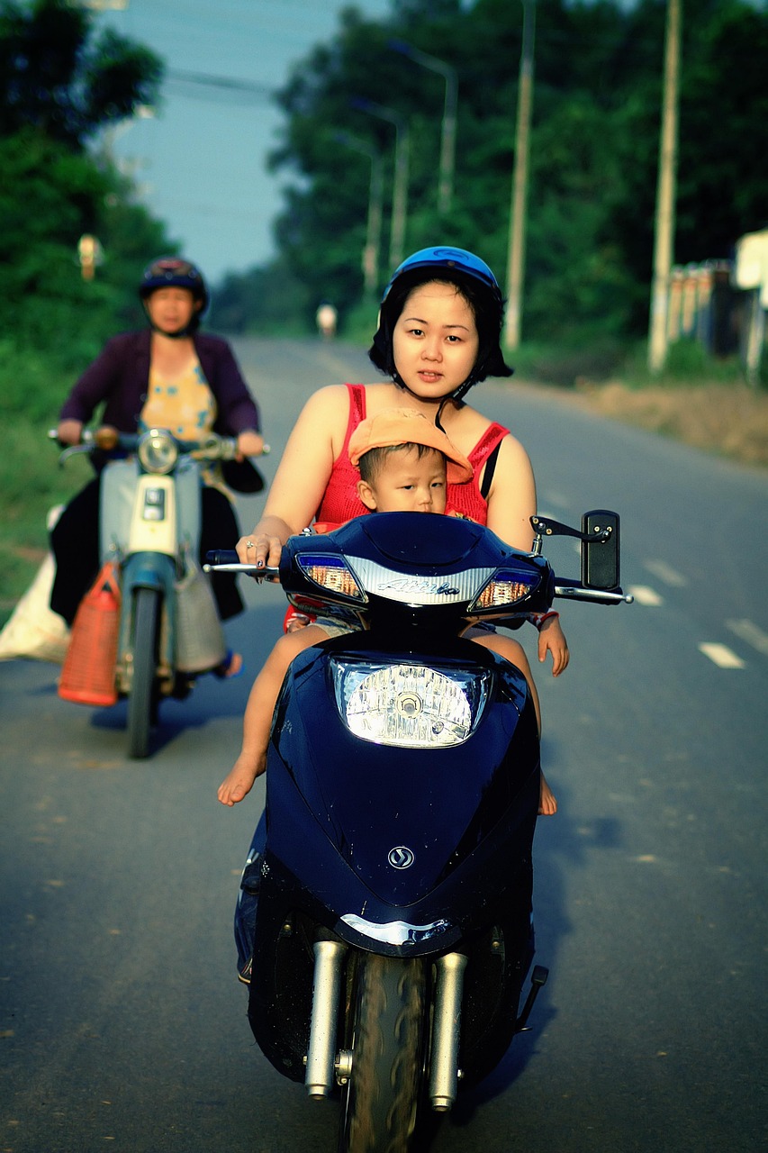 motosiklet, sürme, kadın, dişi, bisiklet, hız, motor, yarış, kask, doğa, binici, teker, güç, araç, yol, aşırı, özgürlük, izlemek, ulaşım, yolculuk, dış mekan, binme, iz, insanlar, toplu taşıma, sürmek, kız, direksiyon, otomotiv, yaz mevsimi, çocuk