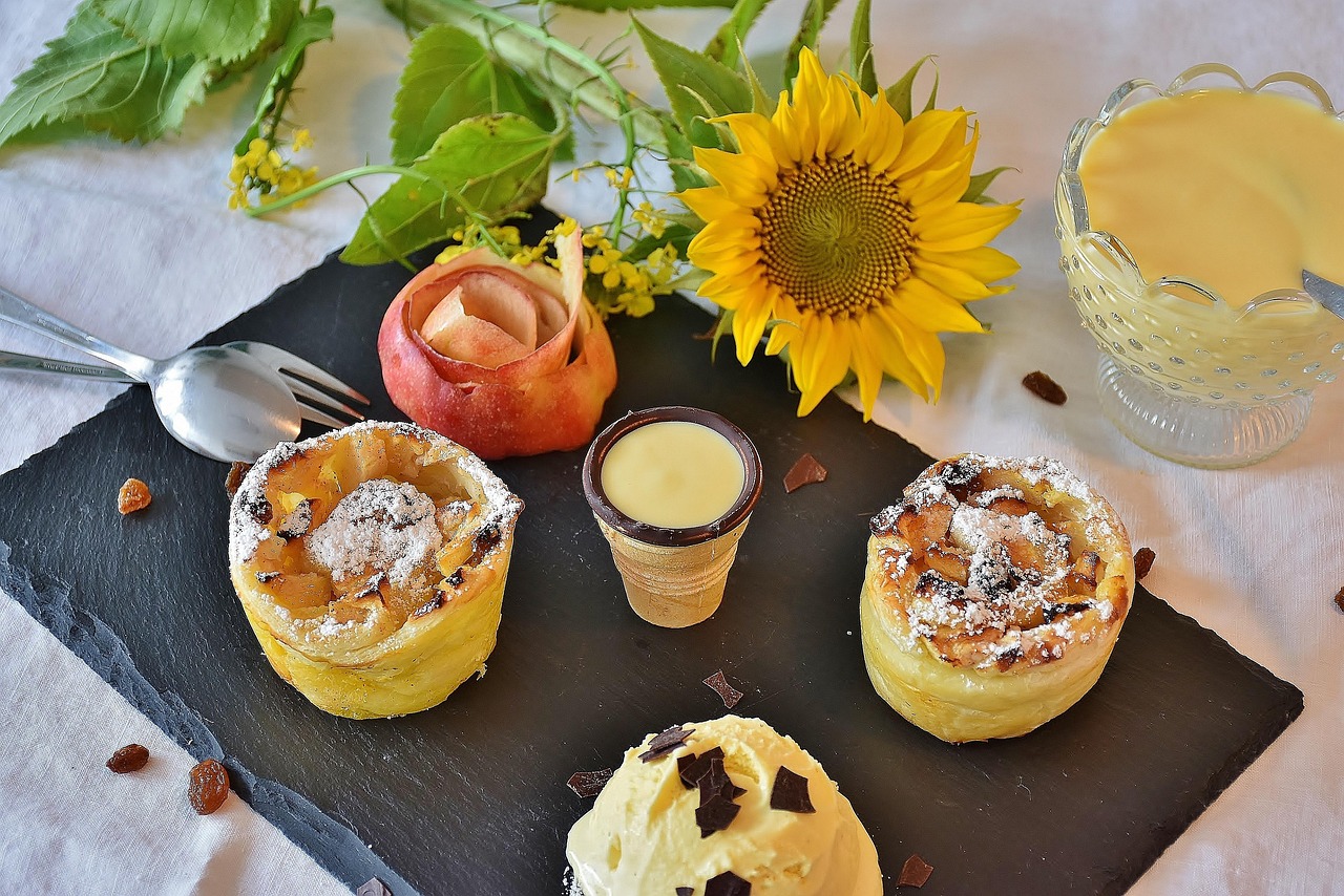 strudel, apfelstrudel, apfelmuffin, muffin, vanilleeis, himbeeren, dessert, süßigkeit, schlemmen, backen, zucker, geniessen, nachspeise, süß, süßspeise, lecker, nachtisch, lebensmittel, süßes, kuchen, beeren, vanillesauce, vanille, vanillezucker, mandeln, genuss, zubereitung, gebäck, nahrung, backwaren, apfelstrudel, apfelstrudel, apfelstrudel, apfelstrudel, apfelstrudel