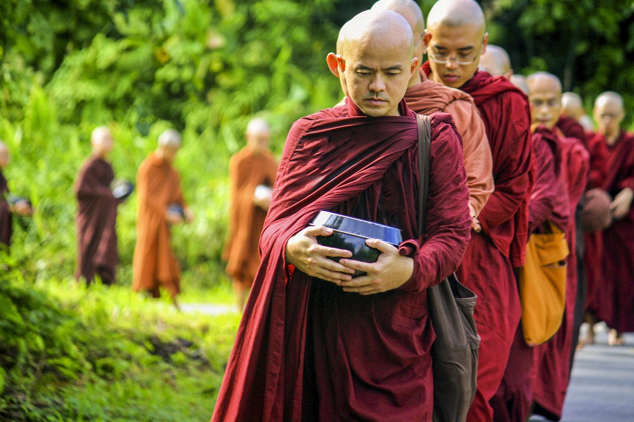 будизмът на theravada, монаси theravada, сангха, религия, монах, религиозен, saṅgha в ред, монасите обикалят милостиня, пиндакара