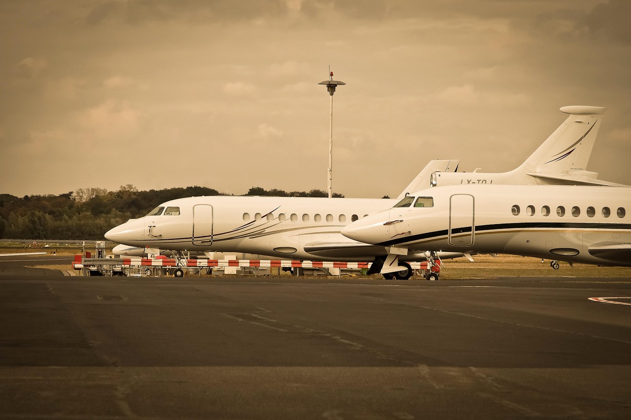 aeroporto, aerei, campo, volante, turbina, trasporto, alzare, inizio, approdo, partenza, viaggio, traffico aereo, passeggeri aerei, campo d'aviazione, compagnie aeree, internazionale, dusseldorf, voli, volo, ala, aviazione, macchina per passeggeri, aviatore, compagnia aerea, aereo, vacanza, viaggi aerei, aereo di linea, volo di vacanza, tecnologia, natura, paradiso, cielo della sera, atmosfera serale, tramonto, umore, privato, aereo privato