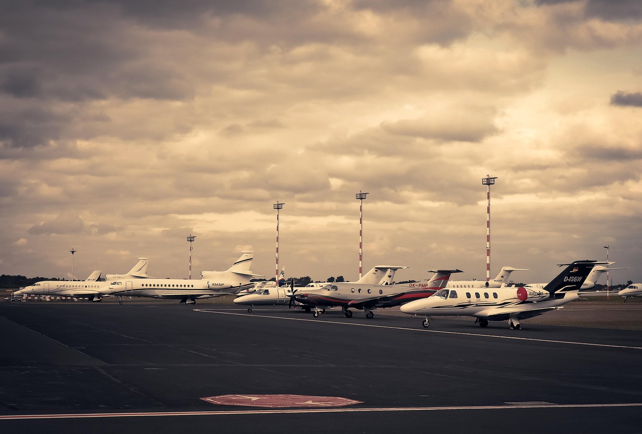 aeroporto, aerei, campo, volante, turbina, natura, trasporto, alzare, inizio, approdo, partenza, viaggio, traffico aereo, passeggeri aerei, campo d'aviazione, compagnie aeree, internazionale, dusseldorf, voli, volo, ala, aviazione, macchina per passeggeri, aviatore, compagnia aerea, aereo, vacanza, viaggi aerei, aereo di linea, volo di vacanza, tecnologia, paradiso, cielo della sera, atmosfera serale, tramonto, umore, privato, aereo privato, parcheggiato, parco, prima di