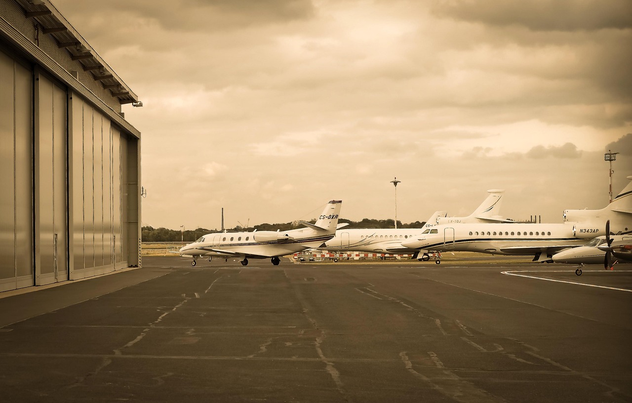 aeroporto, aerei, campo, volante, turbina, trasporto, alzare, inizio, approdo, partenza, viaggio, traffico aereo, passeggeri aerei, campo d'aviazione, compagnie aeree, natura, internazionale, dusseldorf, voli, volo, ala, aviazione, macchina per passeggeri, aviatore, compagnia aerea, aereo, vacanza, viaggi aerei, aereo di linea, volo di vacanza, tecnologia, paradiso, cielo della sera, atmosfera serale, tramonto, umore, privato, aereo privato, parcheggiato, parco, prima di, hangar, sala