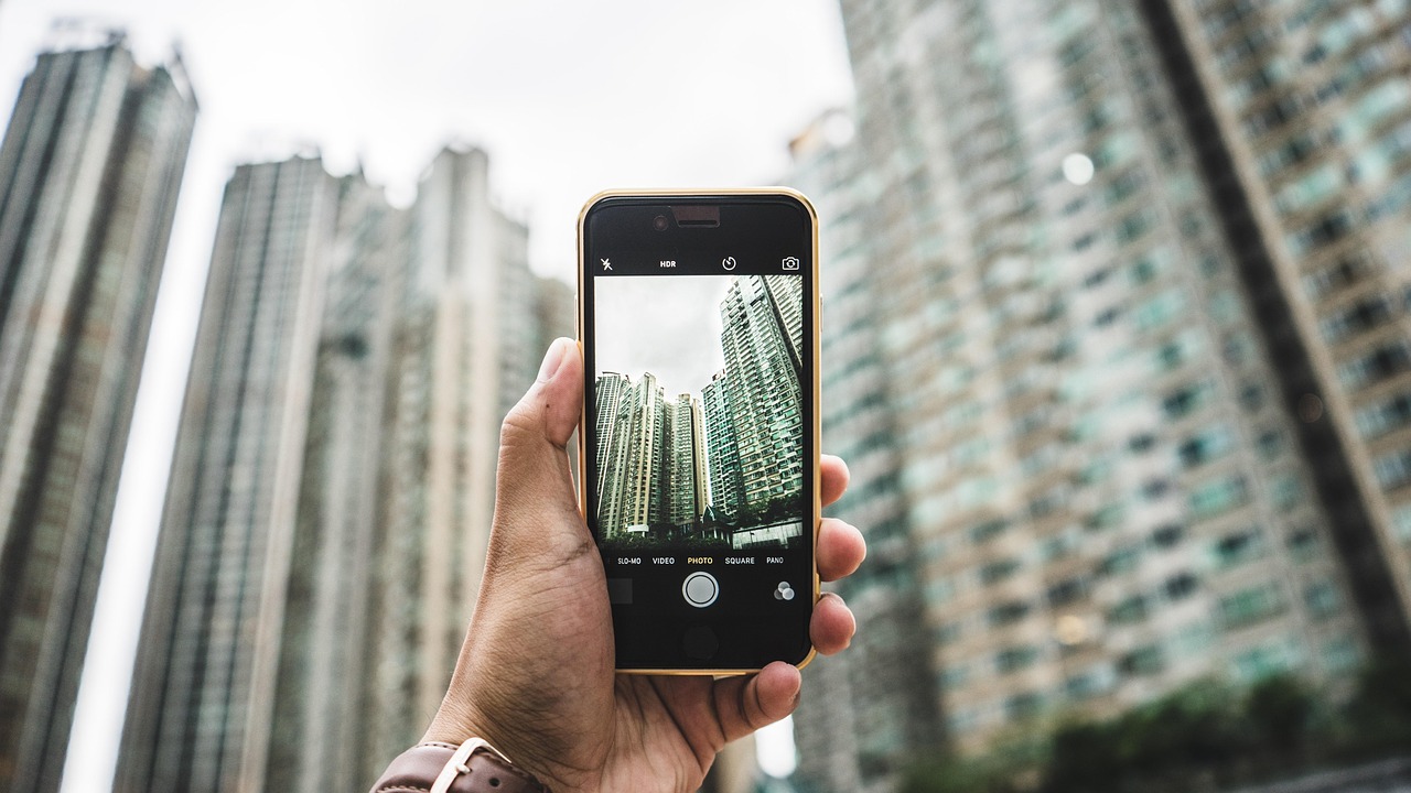apple device, blur, buildings, capture, city, focus, gadget, hand, iphone, iphone 6, photography, picture, skyscrapers, technology, urban, gray technology, gray city, gray apple, gray photography, gray iphone, gray focus