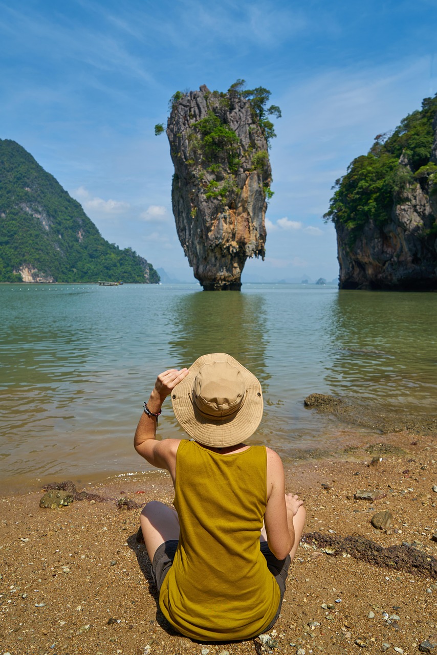 reizen, vakantie, zomer, zee, water, landschap, trip, tropisch, amazing, natuur, reis, thailand, oceaan, strand, dag, eiland, buitenshuis, zeezijde, heet, helder, zuid-azië, beroemde plaatsen, steen, vrouw, meisje, zittend, reisbestemmingen, azië, berg, woud, rustige scène, tropisch klimaat, zonlicht, toerisme, fotografie, beroemde plaats