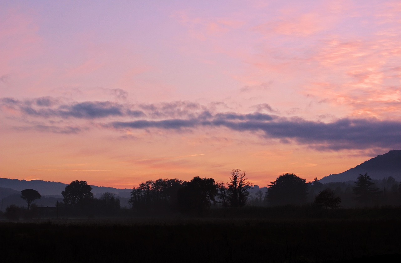 panorama, twilight, toskana, landschaft, hintergrundbeleuchtung, himmel, sonnenuntergang, italien, natur, wolken, horizont, abend, licht, wolke, hügel, berge, berg, entspannen, winter, sonnenuntergänge, einbruch der dunkelheit, violett, gelassenheit, ruhe