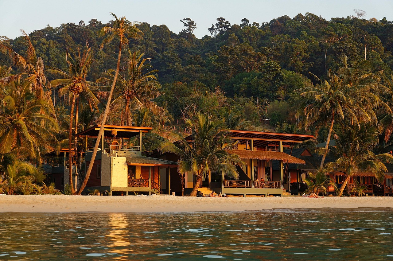 bungalou, plaja de mare, palmieri, plajă, apus de soare, vară, coasta, turism, peisaj marin, călătorie, mare, insulă, tailanda, palmier de nuca de cocos, prima linie, copaci, insule, casă, pe plajă, vacanta, pădure, tropicale, natură, nisip, seară