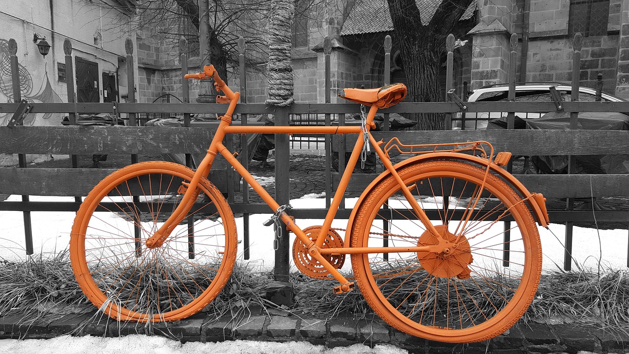 bicicleta de epocă, bicicleta, vechi, retro, de perete, de transport, stradal, din metal, stil, rural, arta, transport, roată, ciclu, sepia, magazin de biciclete, sănătate, parcare, europa, european, urban, municipiu, oras, arta stradala, călătorie, fundal negru și alb, negru și alb, turism, rutier, sport, design stradă, biciclete vechi, brasov, bicicleta izolat, bicicleta izolat de epocă, rustic, în aer liber, sporturi în aer liber, publicitate outdoor, rutier excursie, clasic, mediu, portocaliu, design, exterior, sănătos