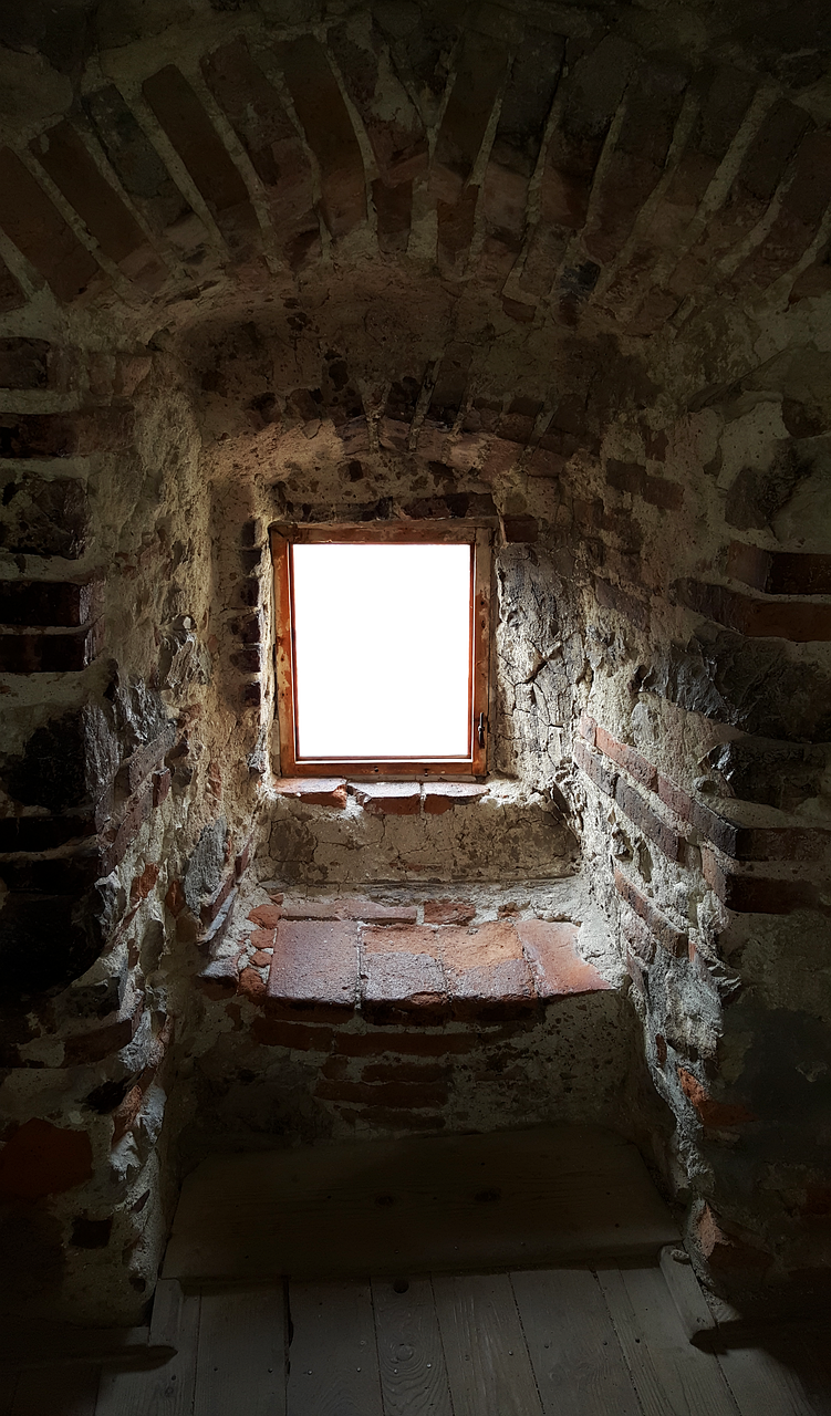 fereastra, rama, cadru, chenar, toc, transparent, penumbra, piatra, zid, intunecat, castel, fortareata, medieval, istorie, fantastic, turn, cetate, arhitectura medievală, vechi, ruine, antic, transilvania, priveliște, turism, romania, vizualizare fereastră, slot, fanta, crestatura, deschizatura, crapatura, profil, sectiune, gaura in perete, perspectiva, prospect, vedere, orificiu, gura, vizor, ambrazura, priveliste