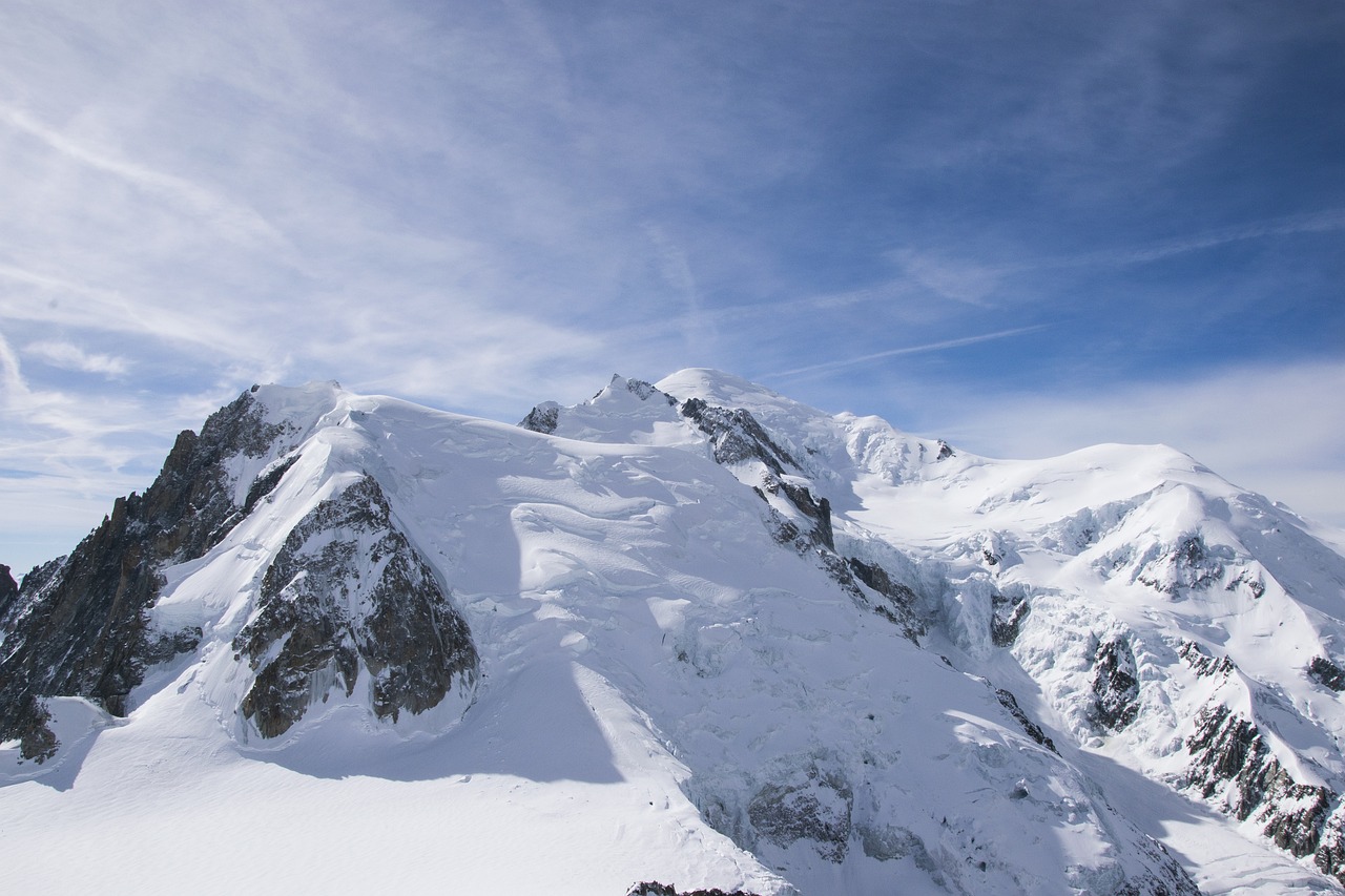 mont blanc, άλπεις, βουνό, κορυφές, φύση, χιόνι, τοπίο, χειμώνας, ευρώπη, μπλε, αλπικός, σκι, γαλάζιος ουρανός, κορυφή, βουνά, άθλημα, ουρανός, ταξίδι, μπλουζα, υψηλός, χιονοδρόμια, λόφο, άκρο, εξωτερικου χωρου, γαλλία, χαμόνιξ, ορειβασία, γκρεμός, εξερεύνηση, θεαματικός, διακοπές, εθνικός, απότομος