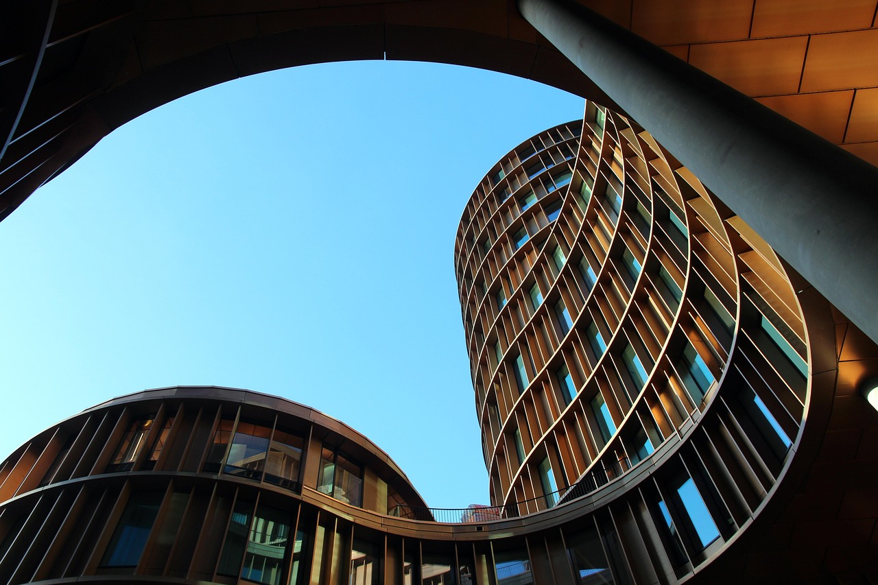 l'architecture, la tour, imeuble, rouge-marron, tir en contre-plongée, bleu, ciel, construction, perspective, site, moderne, art de la construction, façade, verre, tour, construire, ciel bleu, loger, conception, nature, architecture contemporaine, architecture moderne