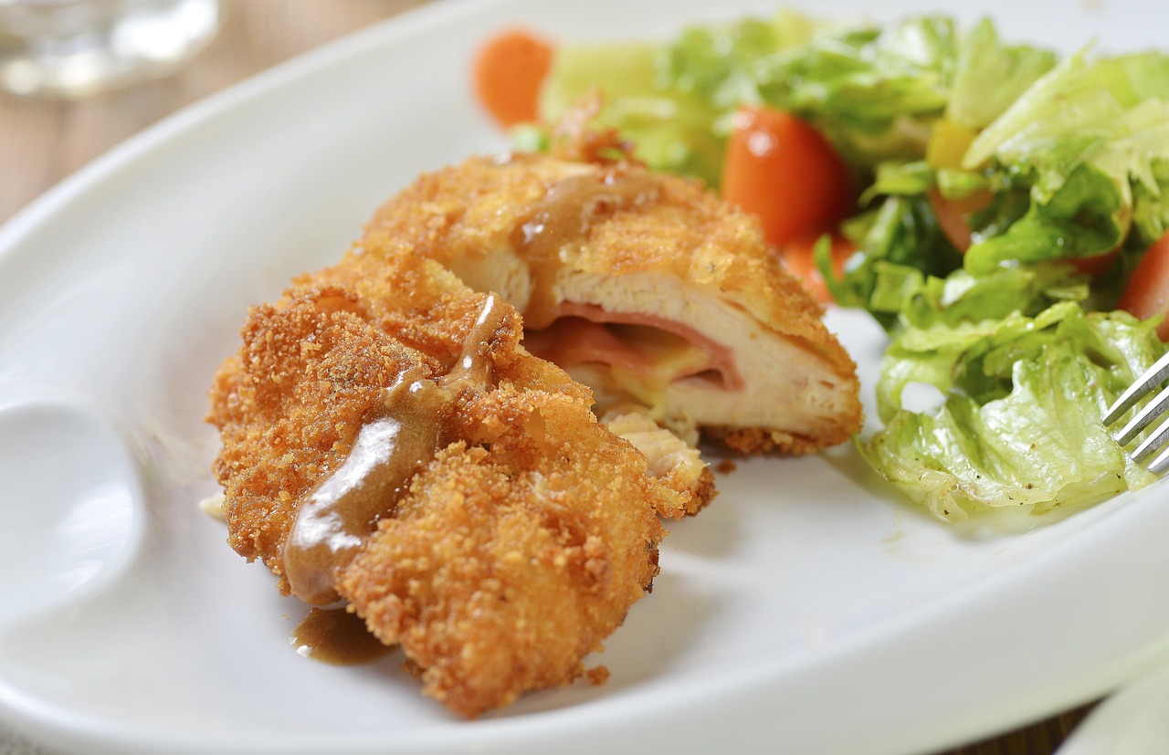 foodfotografie, käse fried chicken, käse, gegrillte hähnchenkeulen