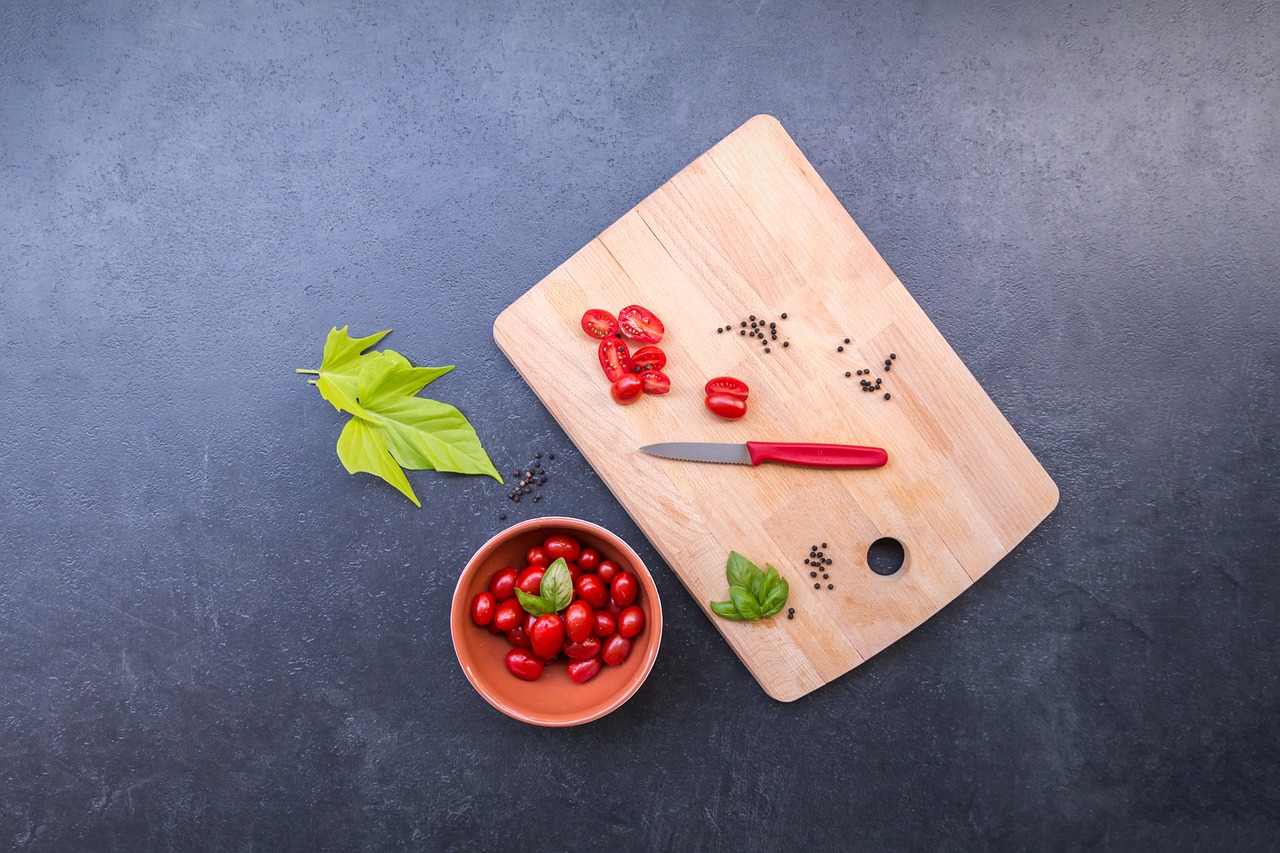 grøntsager, tomater, kirsebær, skærebrættet, skære op, frisk, skrivebordsbaggrunde, salat, blade, billedskærer, peber, sommer, natur, forår, køkken, middelhavet, italiensk, nydelse, gratis tapet, lækker, fri baggrund, 4k tapet 1920x1080, seje baggrunde, saltet, forfriskende, forfriskning, baggrund, sten, windows tapet, 4k tapet, mørk, sort, rustik, træ, korn, kniv, basilikum, skarp, vitaminer, sund og rask, saftig, små tomater, skal, skive, sektion, skære, planter, smukt tapet, mac tapet, draperet, mise en place, tapet hd, tapet 4k, hd tapet, laver mad, kreativ, inspiration, smuk, fedt nok, kold, mad, måltid, have, bio, peberkorn, rød, grøn, kontrast, farve, skabelon, appetit, sult, forret, velkomstdrink, skærebræt, tapet i fuld hd, scene, produktion, bærbar tapet, blog