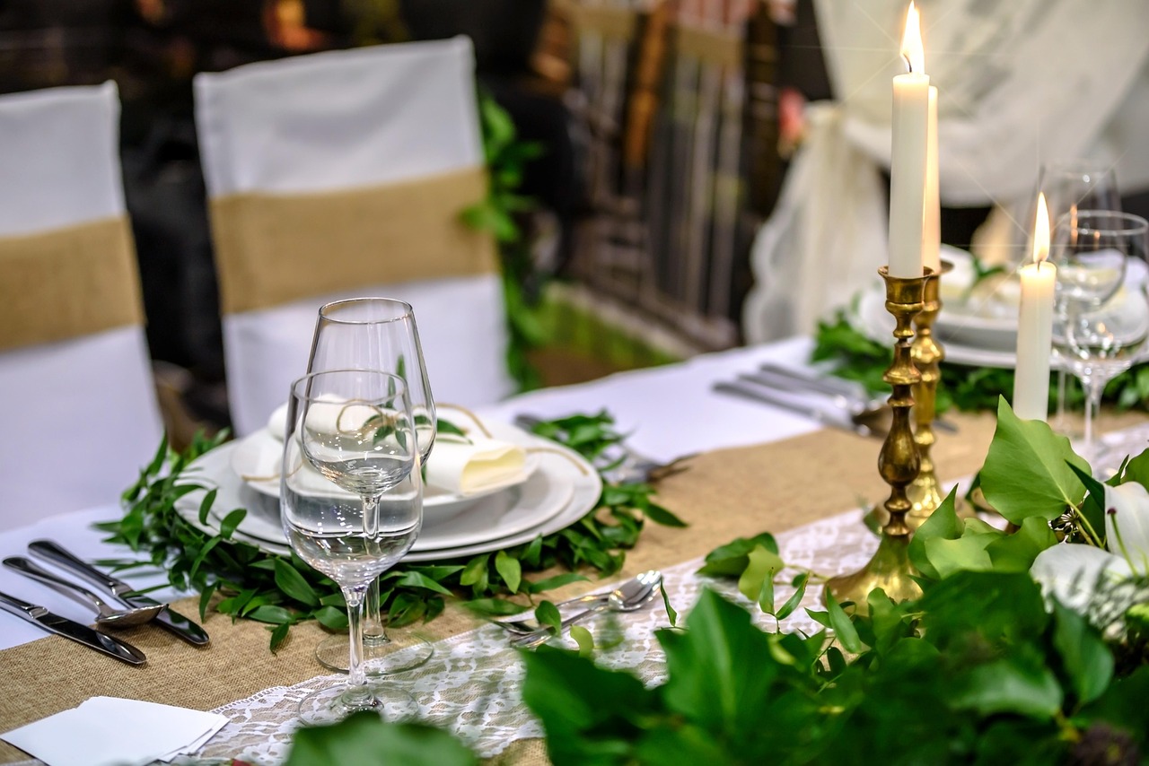 tisch, installieren, serviette, besteck, teller, kerze, abendessen, datum, grün, natur, blatt, pflanze