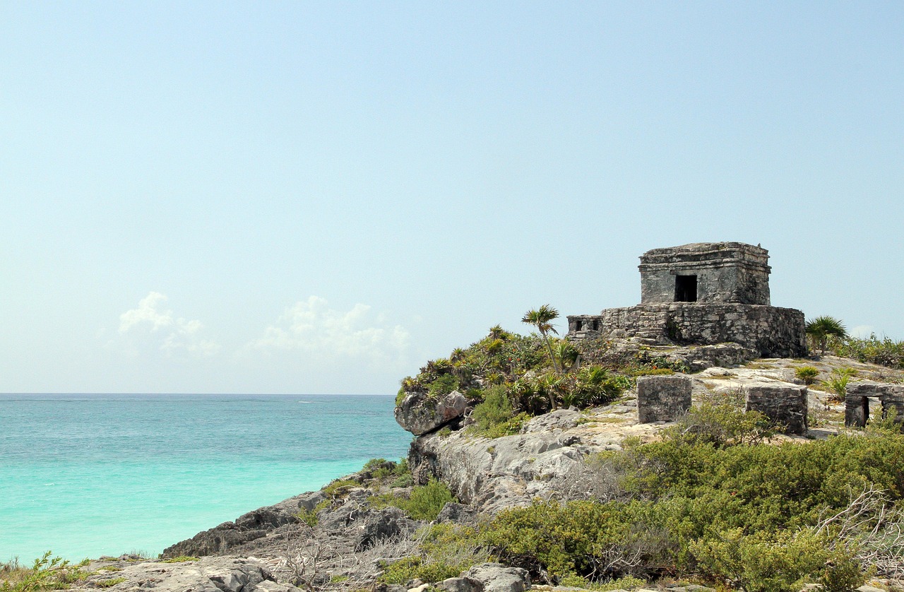 tulum, mexico, antikke ruiner, kyst, sten, ocean, gennemsigtig, vand, maya, yucatan, historie, rejse, caribien, riviera, hav, himmel, tropisk, blå himmel, blå, tempel, milepæl, natur, arkitektur, arkæologi, gammel, turisme, websted, mexicansk, eksotisk, kultur