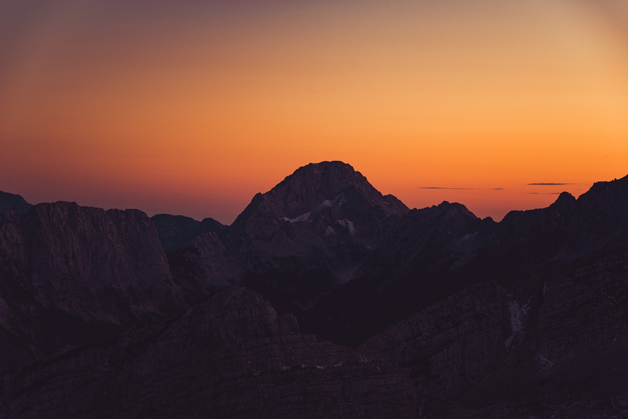 bergen, pieken, kliffen, zonsondergang, schemering, oranje, lucht, schaduwen, landschap, natuur