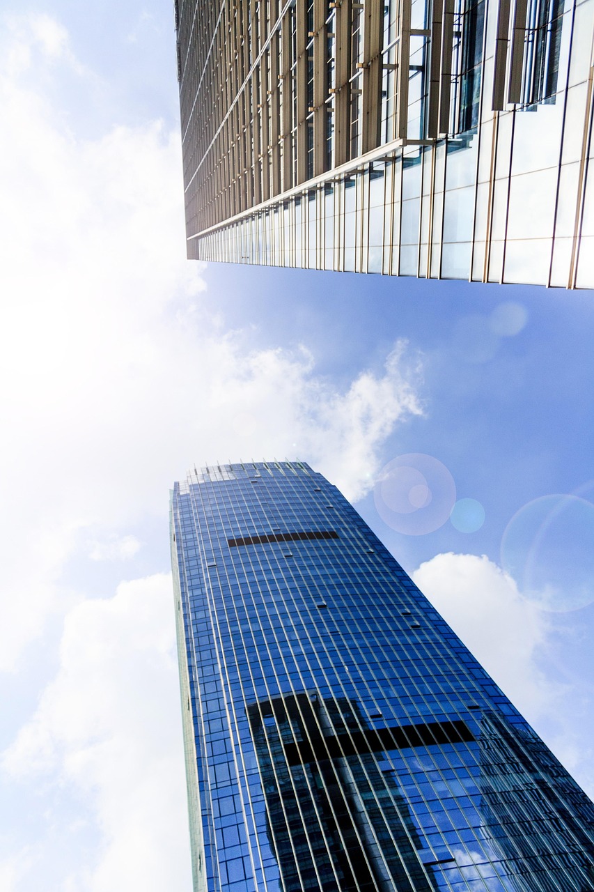 gebäude, hohe gebäude, himmel, wolkenkratzer, architektur, hoch, stadt, urban, blauer himmel, natur, turm, konstruktion, büro, blau, außen, innenstadt, finanziell, unternehmen, straße, anwesen, reflexion, struktur, stadtbild, groß, bezirk