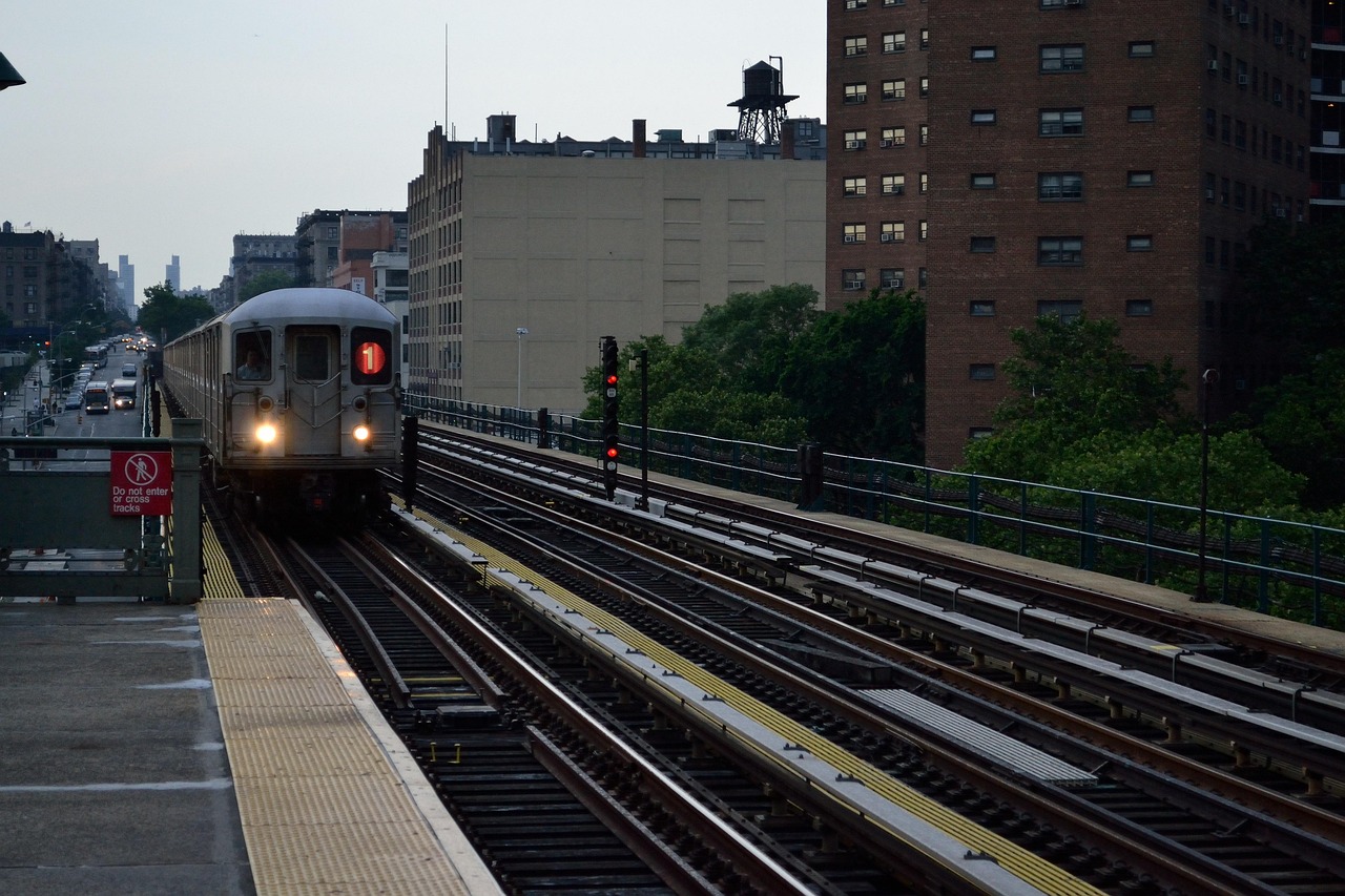 new york, metro, 1 juna, kannettavan tietokoneen taustakuva, 125 -katu, ilmainen tausta, harlem the l, kaupunkimatkailu, hd -taustakuva, viileitä taustoja, taustakuva hd, 4k taustakuva, manhattan, usa-katu, nyc-työmatka, mac taustakuva, keskustan rautatie, terminaalikuljetukset, keltaiset junaradat, alustalle, kaide, kappaleita, asuinrakennukset, ikkunoiden taustakuva, kerrostalot, kotelo, kaunis tapetti, kaduilla, full hd taustakuva, keskiluokka, alempi luokka 2021, työpöydän taustat, korkeat nousut, ilmainen taustakuva, asuntojen hankkeita, 4k taustakuva 1920x1080, tapetti 4k, näytönsäästäjä, tapetti
