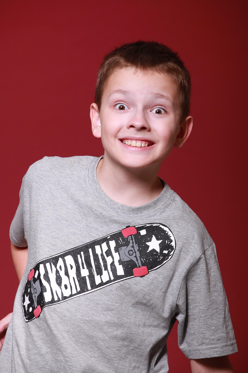 garçon, teen, écolier, étonnement, la frayeur