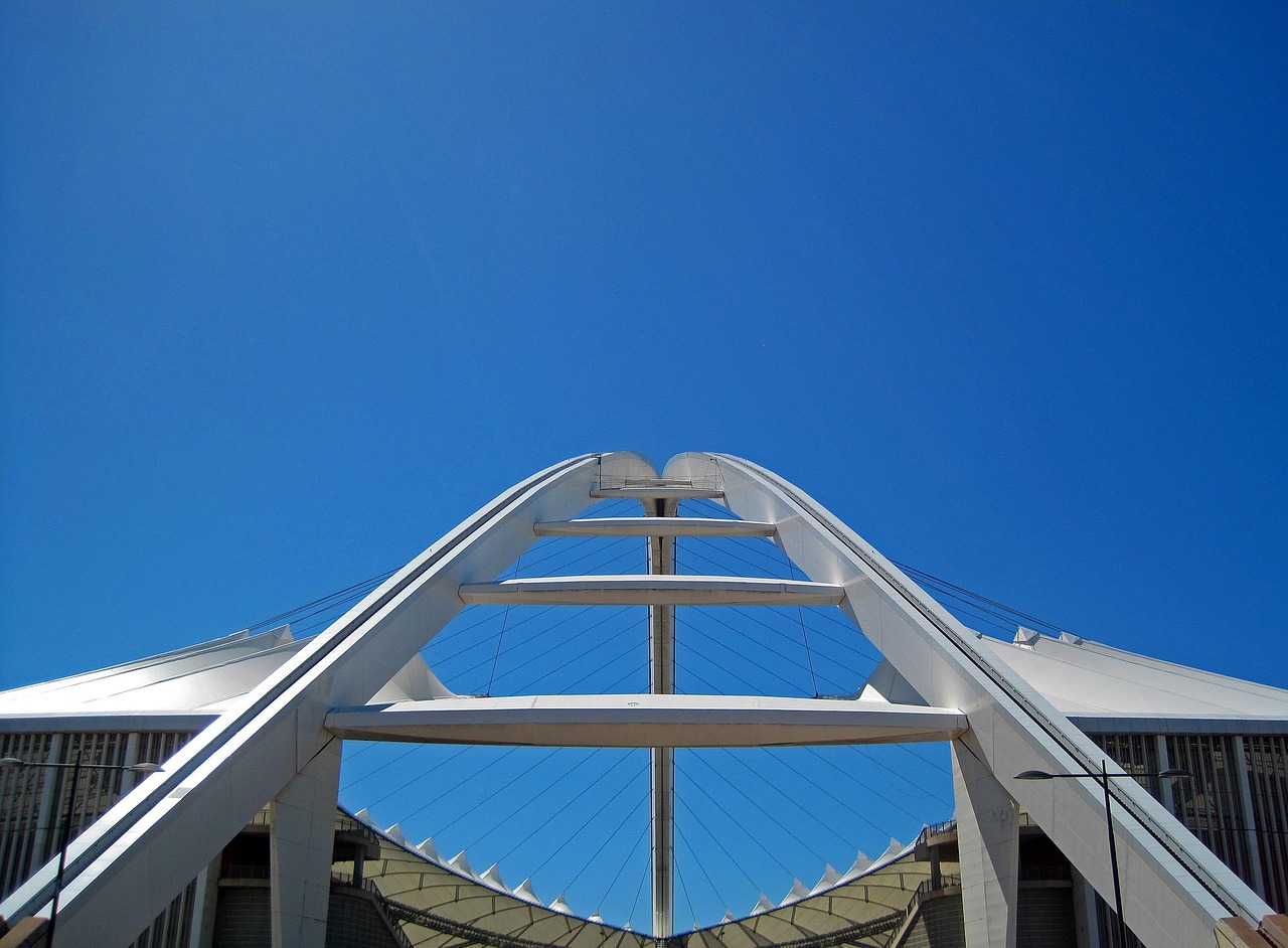 moses mabhida stadium, stadio, sport, arena, costruzione, struttura, architettura, moderno, vetro, finestre, griglia, vista laterale, arco, ponte, cielo, blu