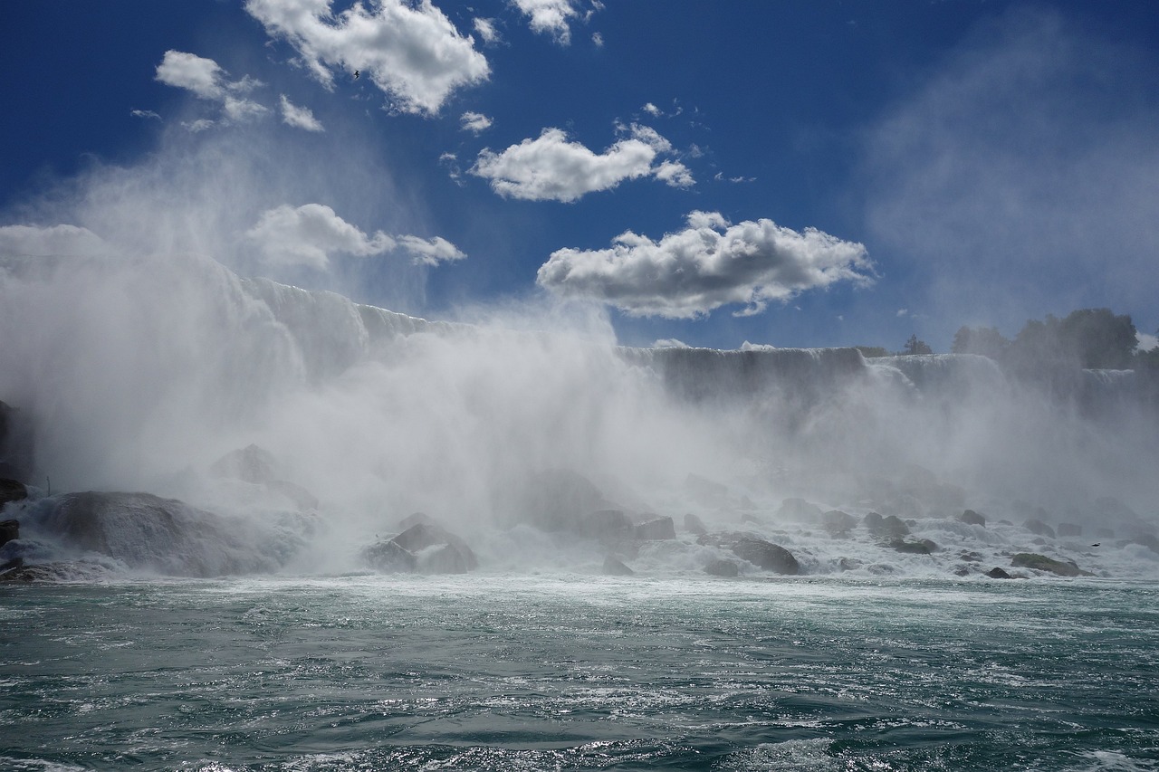 niagara fälle, wasserfall, wasserkraft, kanada, niagara, wasserfälle, ontario, wasser, gischt, niagara falls, ausflugsziel, fälle, sightseeing, niagara wasserfall, usa, niagarafälle, grenze, natur, sehenswürdigkeit, vereinigte statten, sommer, feucht, bootsfahrt