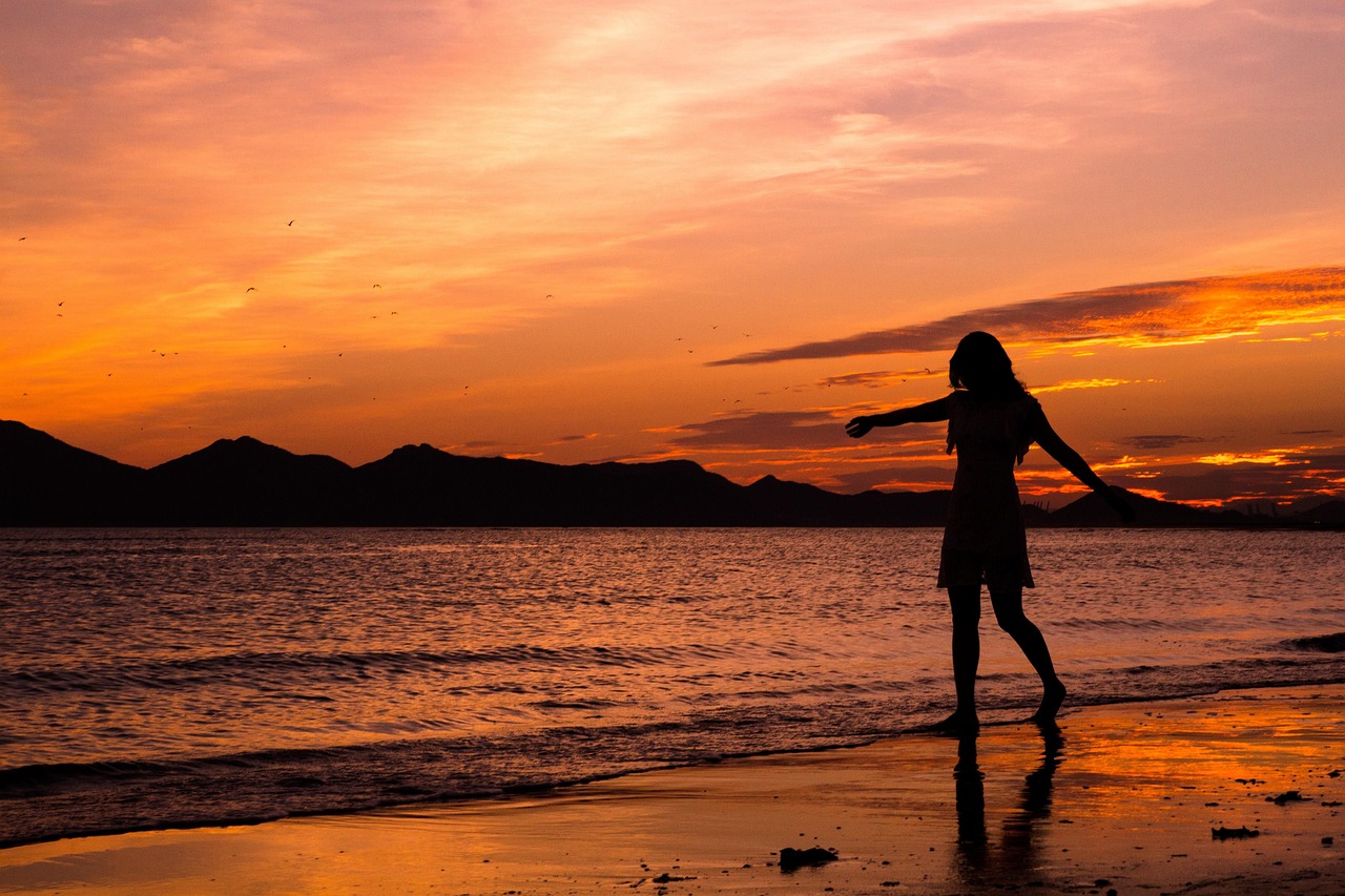 žiara, žena, silhouette, oceán, nočné more, beach, more, busan, príroda, chodiť, silueta, západ slnka, súmrak, západy slnka, zástupca veľká kúpeľňa, západ slnka more, cestovanie