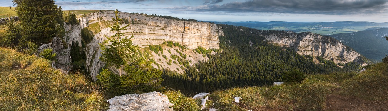 skála, švýcarsko, osluněný, creux du van, výhled do dálky, skalní formace, světelná nálada, horizont, hra stínů, mystické, fantazie, mraky, dobré počasí, túra, výlet, volný čas, rekreace, atmosféra, příroda, přírodní rezervace, hory, monumentální, obrovský obrovský, les, prognostické, slunný, panoráma, zlaté světlo, zlatý, kaňon, nebe, slunce, nálada, krajina, atmosférický, krásná, zítra, východ slunce, sluneční svit, teplý, scénický, zákon, přírodní divy, výhled