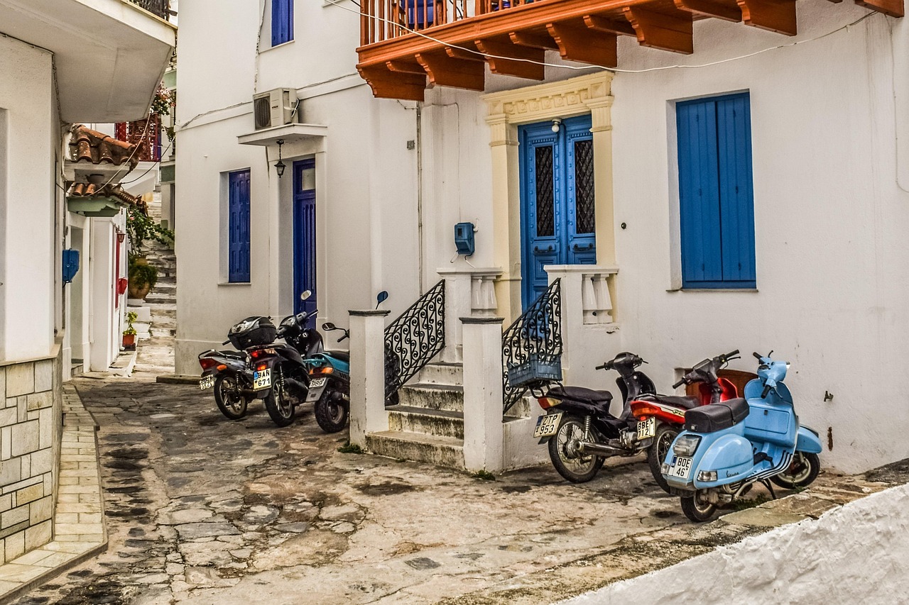 griechenland, skopelos, chora, straße, gasse, motorräder, brown street, braun fahrrad