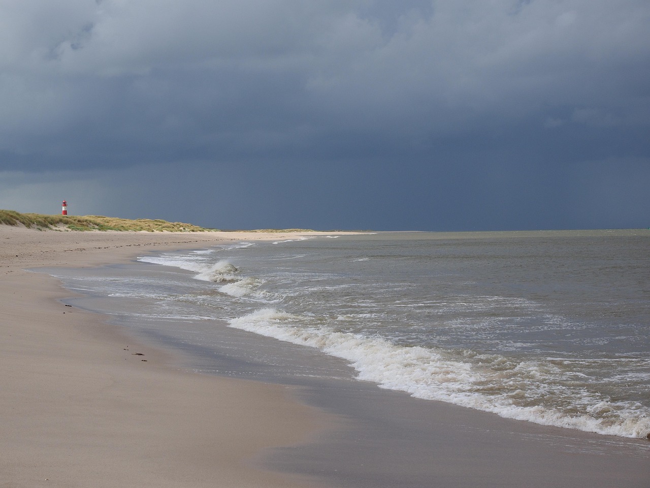 strand, meer, wellen, sandstrand, weißer strand, natur, leuchtturm, rot-weiß gestreift, list ost, leuchtturm list ost, sylt, ellenbogen
