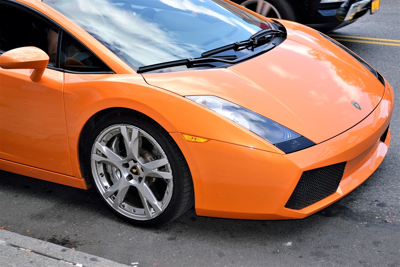 lamborghini, sportwagen, niedriger reiter, schnell, modern, neu, motor, geschwindigkeit, supersportwagen, luxus, sport, auto, automobil, autoshow, geschäft, automobilausstellung, leistung, transport, technologie, stil, schnelle autos, rennwagen, luxusauto, turbo, v6, v12, scheinwerfer, innovation, design, fahrzeug, glänzend, eleganz, rad, stoßstange, energie, seite, straße, curbside, bordstein, beton, asphalt, windschutzscheibe, rückspiegel, silber, chrom, stahl, legierung, glasfaser, reflexion, fenster, scheibenwischer, getönt, geparkt, oben, metall, tür, haube, vorderseite, stern, bus, cabrio, jeep, limousine, maschine, fahrt, van, wagen, eimer, buggy, kompakt, beförderung, coupe, hardtop, fließheck, haufen, kiste, junker, roadster, kleinwagen