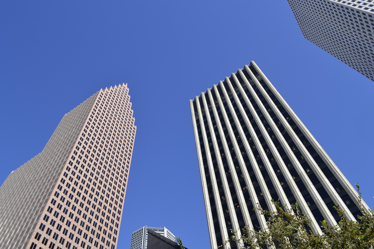 wolkenkratzer, houston, texas, bürogebäude, blauer himmel, klarer himmel, hintergrundbild 4k, stadt, horizont, innenstadt, gebäude, architektur, wahrzeichen, geschäft, amerika, coole hintergründe, hoch, landschaft, finanziell, bezirk, metropole, harris, tx, szenisch, natur, himmel, büro, unternehmen, desktop-hintergründe, weiß, zement, stahl, bemerkenswert, schöne, leistung, konstruiert, entwicklung, perfekte aussicht, modern, hintergrundbild in hd, stadtbild, metropolitan, hochhaus, kostenloser hintergrund, baum, linien, kisten, hd-hintergrund, design, architekt, 4k-hintergrundbild, windows wallpaper, außen, designer, turm, blick nach oben, nachschlagen, aufrecht, laptop-hintergrundbild, nach oben, gewerbeimmobilien, versicherung, beanspruchen, projekt, himmel hintergrund, perspektive, technologie, kostenlose tapete, struktur, architektonisch, ingenieurwesen, 4k-hintergrundbild 1920x1080, einzigartig, arbeitsplatz, wohlstand, stern, komfort, vergnügen, schöne tapete, extravaganz, freizeit, opulenz, reichtum, wonne, genuss, mac-hintergrundbild, full-hd-hintergrundbild, maßlosigkeit finden, krause, befriedigung, hedonismus, maßlosigkeit, unmäßigkeit, luxus, seltenheit, zufriedenheit, pracht, sumptuousness, süßigkeit, wohlbefinden, hohe wohn, hintergrund, bildschirmschoner, blue wellness, blue box