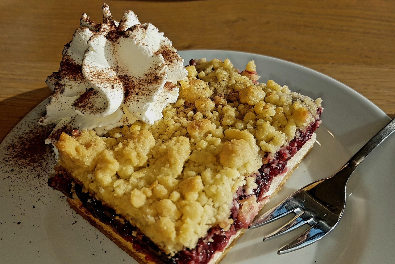 kakor, mat, efterrätt, bakverk, streusel tårta, grädde, vispgrädde, cherry streusel, tallrik, gaffel, kafé, café hus, söt, smaskigt