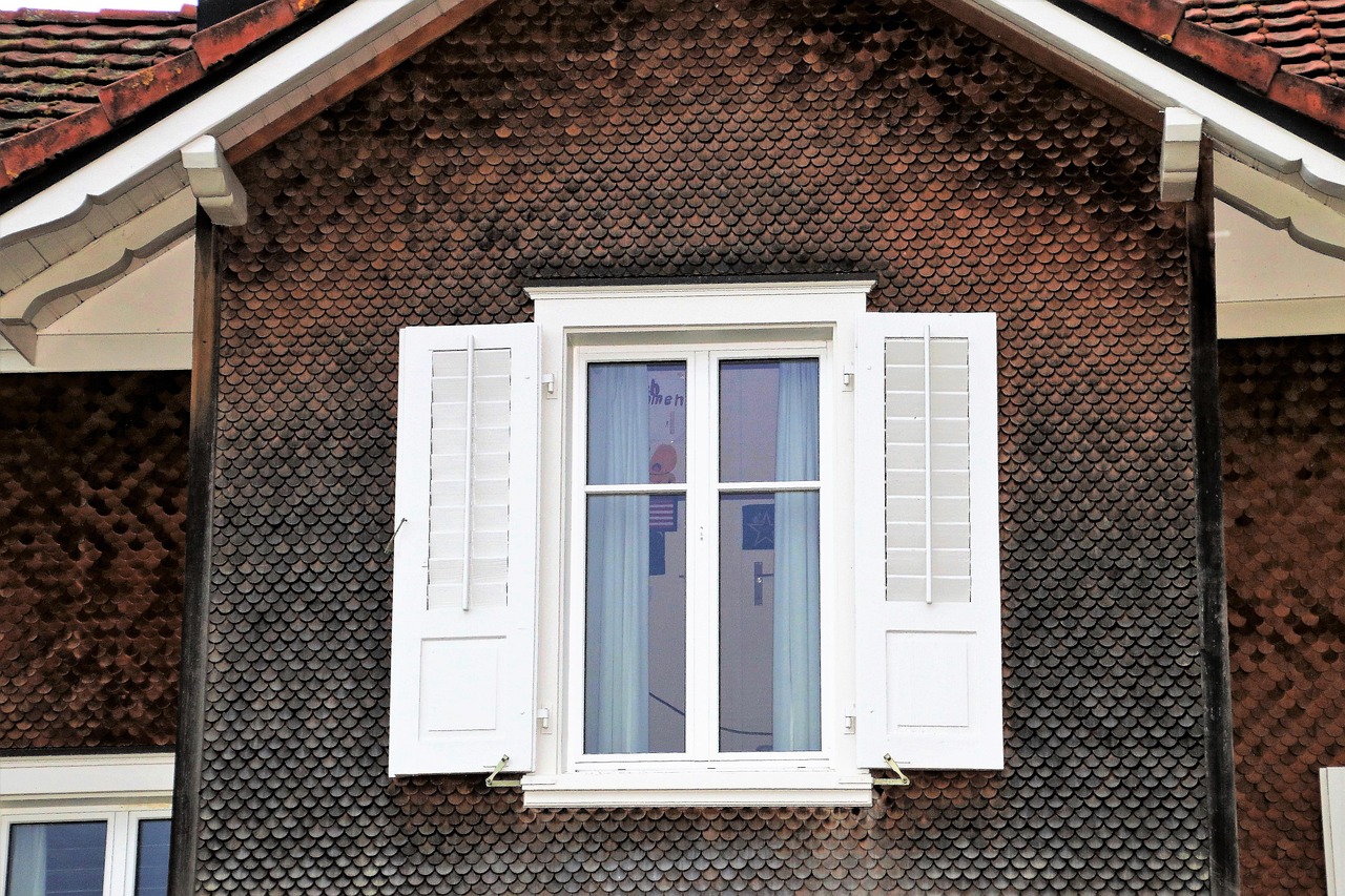 loftsrum, vindue, skodder, træ, hjem, arkitektur, familie, væg, facade, bygning, udseende, ingen, uden for, stilleben, faktura, stil, swiss, sommerhus, tag, vinduer, visning, perspektiv, natur, udvikling af landdistrikter, bygninger, konstruktion, landlig arkitektur, landejendom, træhus, gammelt hus, brun, træhytte, gammel bygning, gamle bygninger, landsby, arkader, monument, stejle tag, gammelt vindue