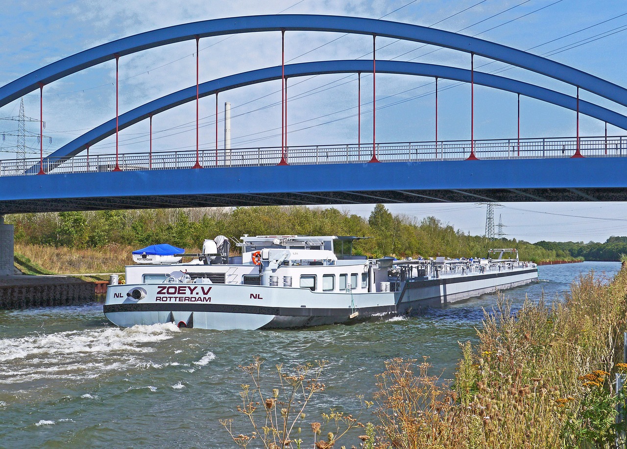 binnenschiff, europaklasse, tankschiff, niederländisch, datteln-hamm-kanal, einbahnverkehr, wechselrichtung, kanalbrücke, stockum, rohstoffversorgung, brücke, himmel, gewässer, gersteinwerk, binnenschiff, binnenschiff, binnenschiff, binnenschiff, binnenschiff, tankschiff, tankschiff