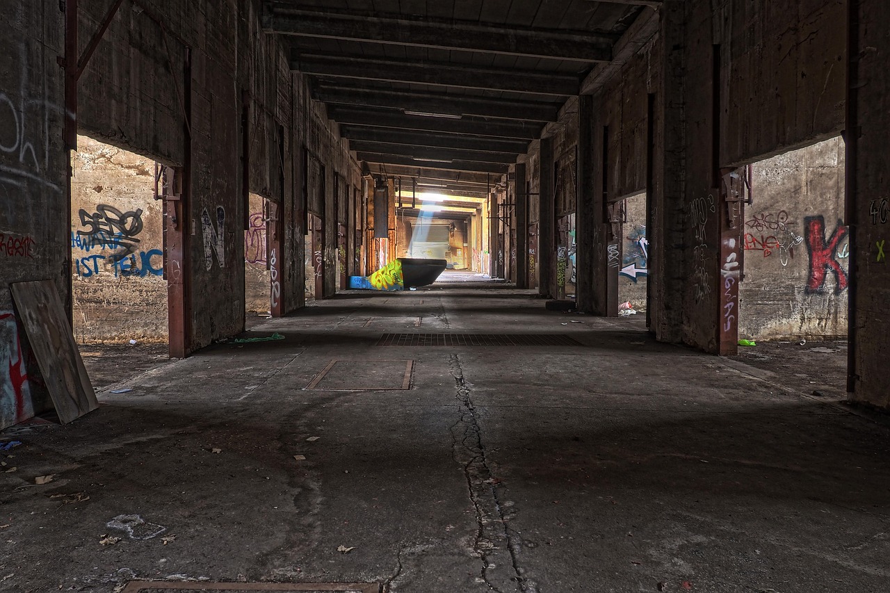 architektur, verlassen, alt, gebäude, lagerhaus, leer, ziegelstein, schmutzig, verschmutzt, marode, dreckig, urbex, verfall, zerfall, zerstörung, vergessen, ruine, schmutz, kaputt, lost places, verfallen, fabrik, alte fabrik, fabrikhalle, industrieanlage, industrie, heruntergekommen, graffiti, altes gebäude, industriegebäude, vergessene plätze, vergessene orte, dunkel, lost, baufällig, lagerung, hdr, hdr-bild, licht, lichteinfall, oberlicht, sonnenstrahlen, gang