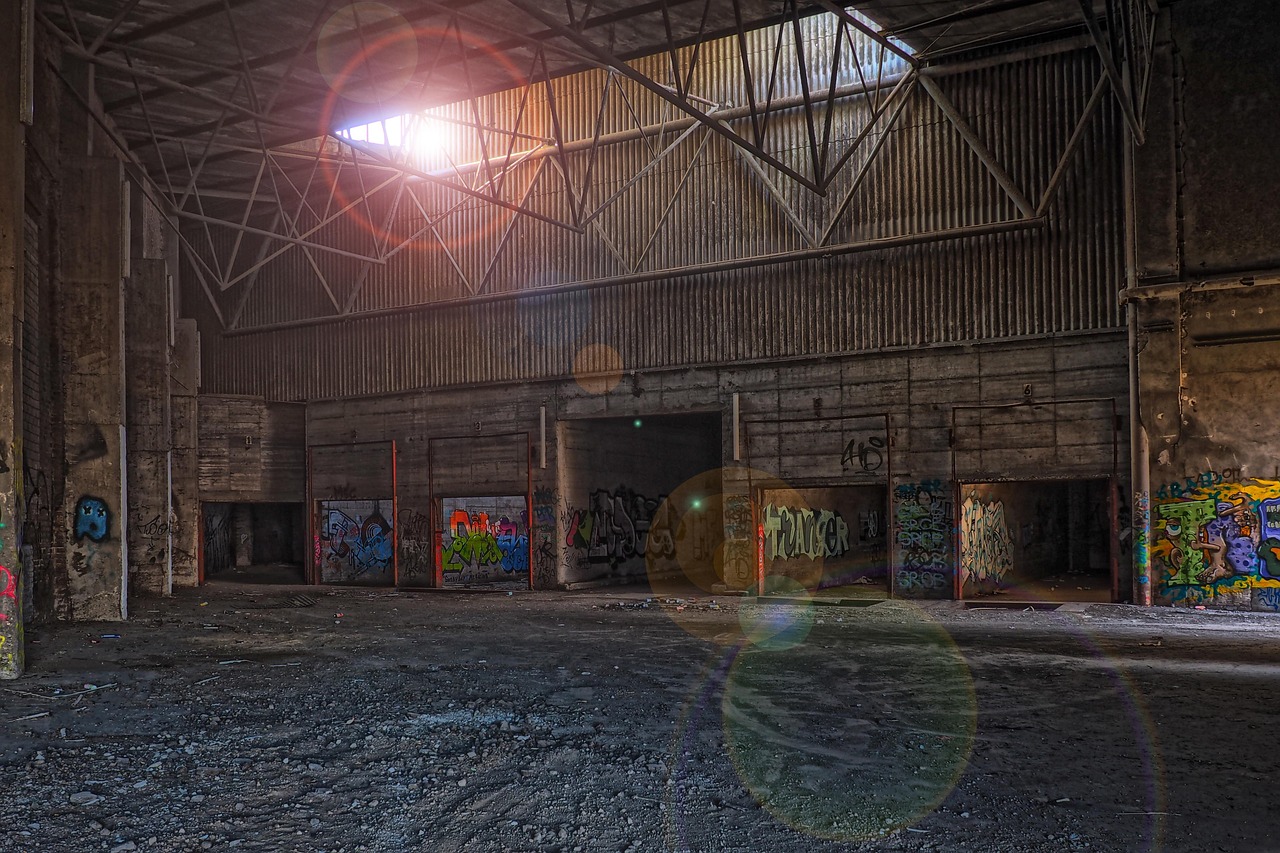 architektur, verlassen, alt, gebäude, lagerhaus, leer, ziegelstein, schmutzig, verschmutzt, marode, dreckig, urbex, verfall, zerfall, zerstörung, vergessen, ruine, schmutz, kaputt, lost places, verfallen, fabrik, alte fabrik, fabrikhalle, industrieanlage, industrie, heruntergekommen, graffiti, altes gebäude, industriegebäude, vergessene plätze, vergessene orte, dunkel, lost, baufällig, lagerung, hdr, hdr-bild, licht, lichteinfall, oberlicht, sonnenstrahlen, gang