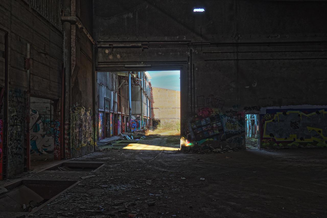 architektur, verlassen, alt, gebäude, lagerhaus, leer, ziegelstein, schmutzig, verschmutzt, marode, dreckig, urbex, verfall, zerfall, zerstörung, vergessen, ruine, schmutz, kaputt, lost places, verfallen, fabrik, alte fabrik, fabrikhalle, industrieanlage, industrie, heruntergekommen, graffiti, altes gebäude, industriegebäude, vergessene plätze, vergessene orte, dunkel, lost, baufällig, lagerung, hdr, hdr-bild, stromkasten, dunkelheit