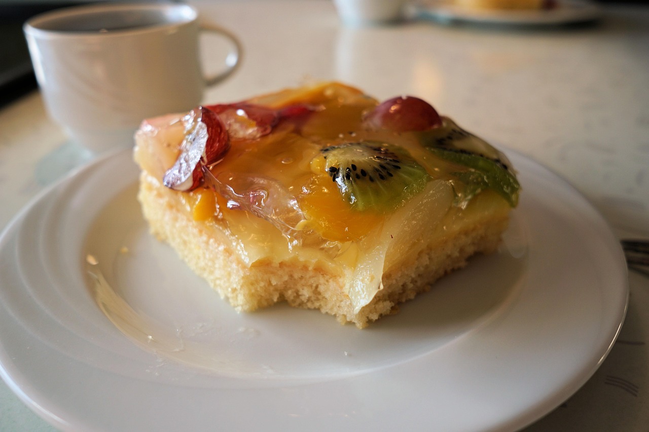 kuchen, backen, fruchtig, kaffee, nachtisch, gebäck, lebensmittel, platte, nachspeise, dessert, süß, lecker, süßigkeit, zucker, backwaren, essen, süßspeise, ernährung, traditionell, hausgemachte, früchte, geschnitten, schnitte, abgebissen