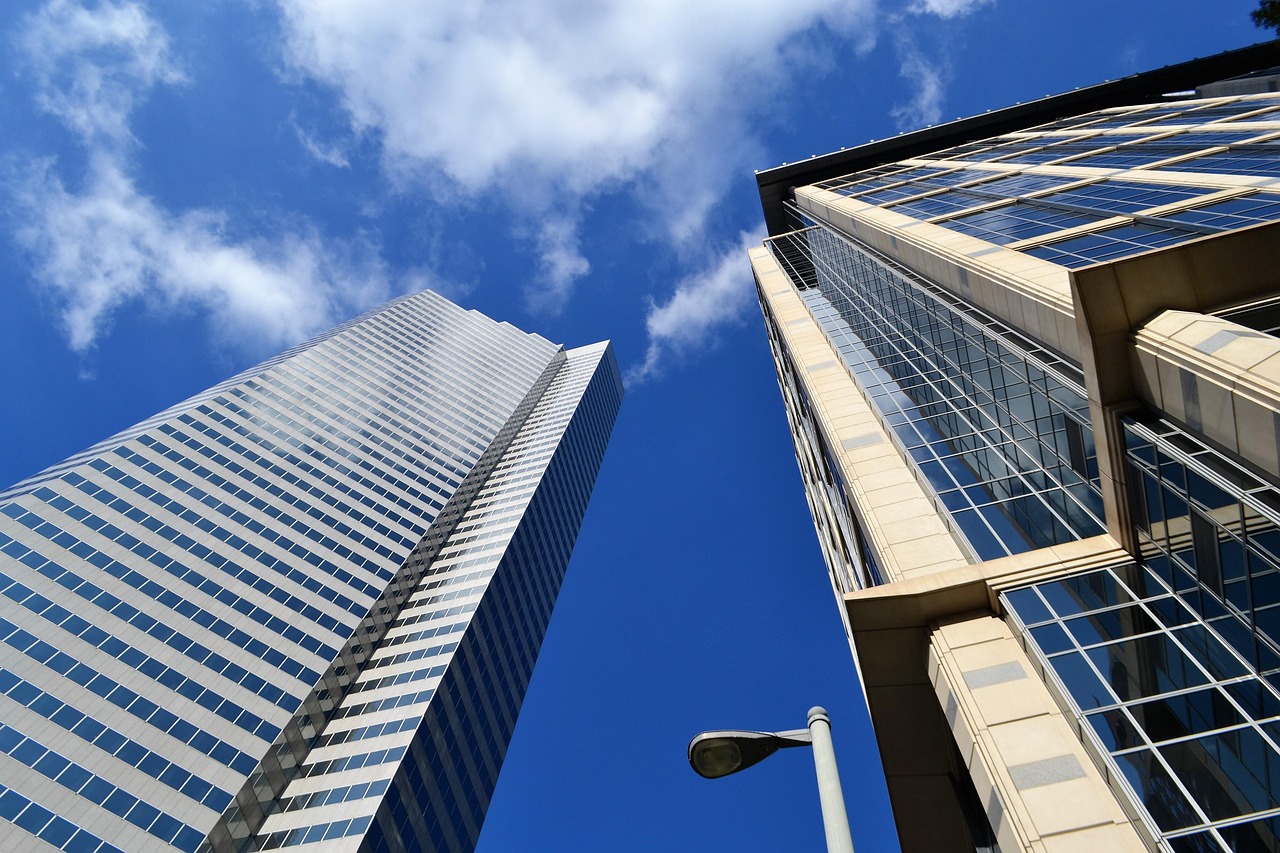 wolkenkratzer, bürogebäude, laterne, zeitgenössisch, modern, himmel, glas-elemente, geschäft, fenster, wolken, blauer himmel, weiß, transparent, groß, blick nach oben, perspektive, höhen, außen, blau, sommer, licht, draussen, hoch, glas, bankenviertel, downtown houston, mac-hintergrundbild, houston, kostenloser hintergrund, texas, stadtbild, herrliche, beeindruckend, erfolg, erstaunliche, 4k-hintergrundbild 1920x1080, hintergrund, freies bild, kommerziell, immobilien, full-hd-hintergrundbild, anlage, hell, sonnenschein, feder, desktop-hintergründe, bunt, windows wallpaper, tageslicht, überbau, zikkurat, himmel hintergrund, rahmen, gebäude, hd-hintergrund, aufrecht, erektion, besetzen, vision, motivation, bildung, laptop-hintergrundbild, gewerbebauten, grundeigentum, struktur, elektrizität, hintergrundbild in hd, technologie, energie, coole hintergründe, natur, solarenergie, panel, industrie, zukunft, futuristisch, ansicht, fassade, wohnung, eigentum, konzern, wachstum, entwicklung, neu, treffen, konstruktion, heimat, hintergrundbild 4k, haus, domizil, stapel, bildschirmschoner, tore, unternehmen, zusammen, blau business, schöne tapete, blue office, blue home, blaues haus, blau bildung, kostenlose tapete, 4k-hintergrundbild, blue treffen, blaue gebäude, blau bau, blaues fenster, blue-e-mail, blaue nachrichten, blue motivation, blauem glas, blaue zukunft, blaue energie, blaues wachstum, blau unternehmen, blau-konferenz, blue sunshine, blaue gläser, blue power, blue vision, blau neu, blau zusammen, blaue lampe, blau industrie