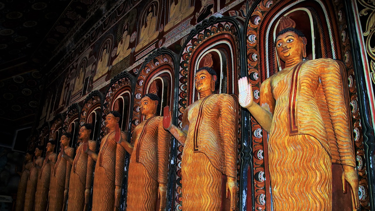 religion, mennesker, spiritualitet, hellig, bøn, stykke, religiøs, skulptur, helligt, temple, statue, monumenter, figur, hellig bygning, vægmaleri, meditation, kunsthåndværk, væg, religiøse, tro, dekoration, kult, åndelig, interiør, arkitektur, kirke, antik, inde, oświatlone, indretning, farverne, sammensætning, monument, buddhistisk, farverig, nummer, formular, gamle, kort, bygning, kalkmalerier, sri lanka, stil krajju