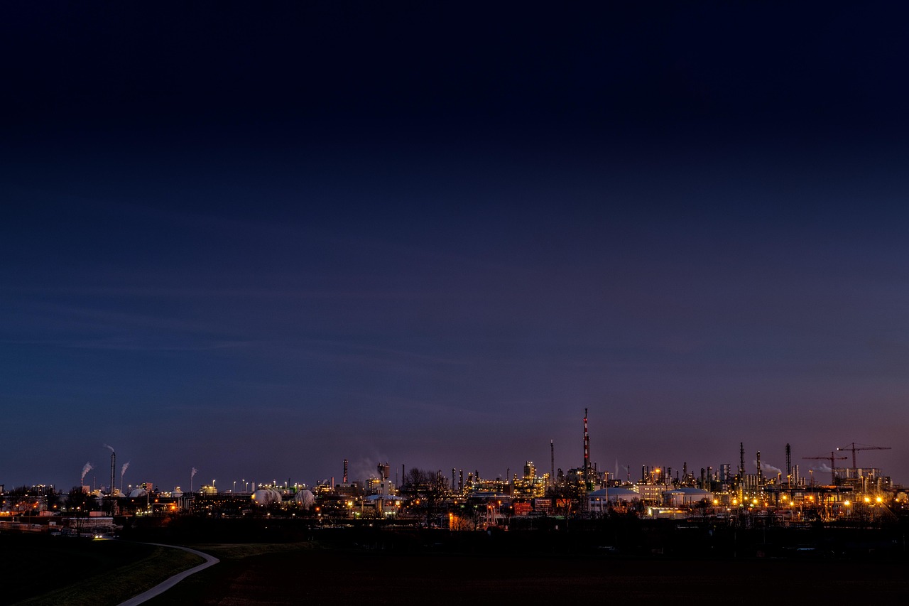 industrie, fabrik, industrieanlage, werk, industriegebäude, herstellung, erzeugung, chemie, stadt, natur, licht, lichter, beleuchtung, nacht, dunkel