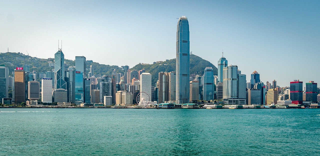 miasto, architektura, miejski krajobraz, sylwetka na tle nieba, drapacz chmur, panorama, miejski, port, element krajobrazu, podróż, fale, niebo, budynek, centrum miasta, hong kong, metropolia, drapacze chmur, środek, pejzaż miejski, domy