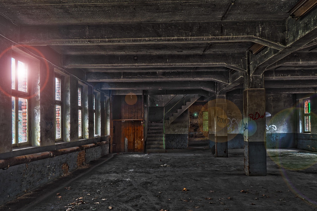architektur, verlassen, alt, gebäude, lagerhaus, leer, ziegelstein, schmutzig, verschmutzt, marode, dreckig, urbex, verfall, zerfall, zerstörung, vergessen, ruine, schmutz, natur, kaputt, lost places, verfallen, fabrik, alte fabrik, fabrikhalle, industrieanlage, industrie, heruntergekommen, graffiti, altes gebäude, industriegebäude, vergessene plätze, vergessene orte, dunkel, lost, baufällig, hdr, hdr-bild, unheimlich, düster, fenster, lagerhalle, innerhalb, treppe, geländer, blendenflecken, sonne