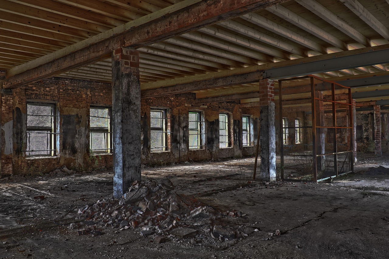 architektur, verlassen, alt, gebäude, lagerhaus, leer, ziegelstein, schmutzig, verschmutzt, marode, dreckig, urbex, verfall, zerfall, zerstörung, vergessen, ruine, schmutz, kaputt, lost places, verfallen, fabrik, alte fabrik, fabrikhalle, industrieanlage, industrie, heruntergekommen, graffiti, altes gebäude, industriegebäude, vergessene plätze, vergessene orte, dunkel, lost, baufällig, hdr, hdr-bild, unheimlich, düster, fenster, lagerhalle, innerhalb, schutt, treppenabgang