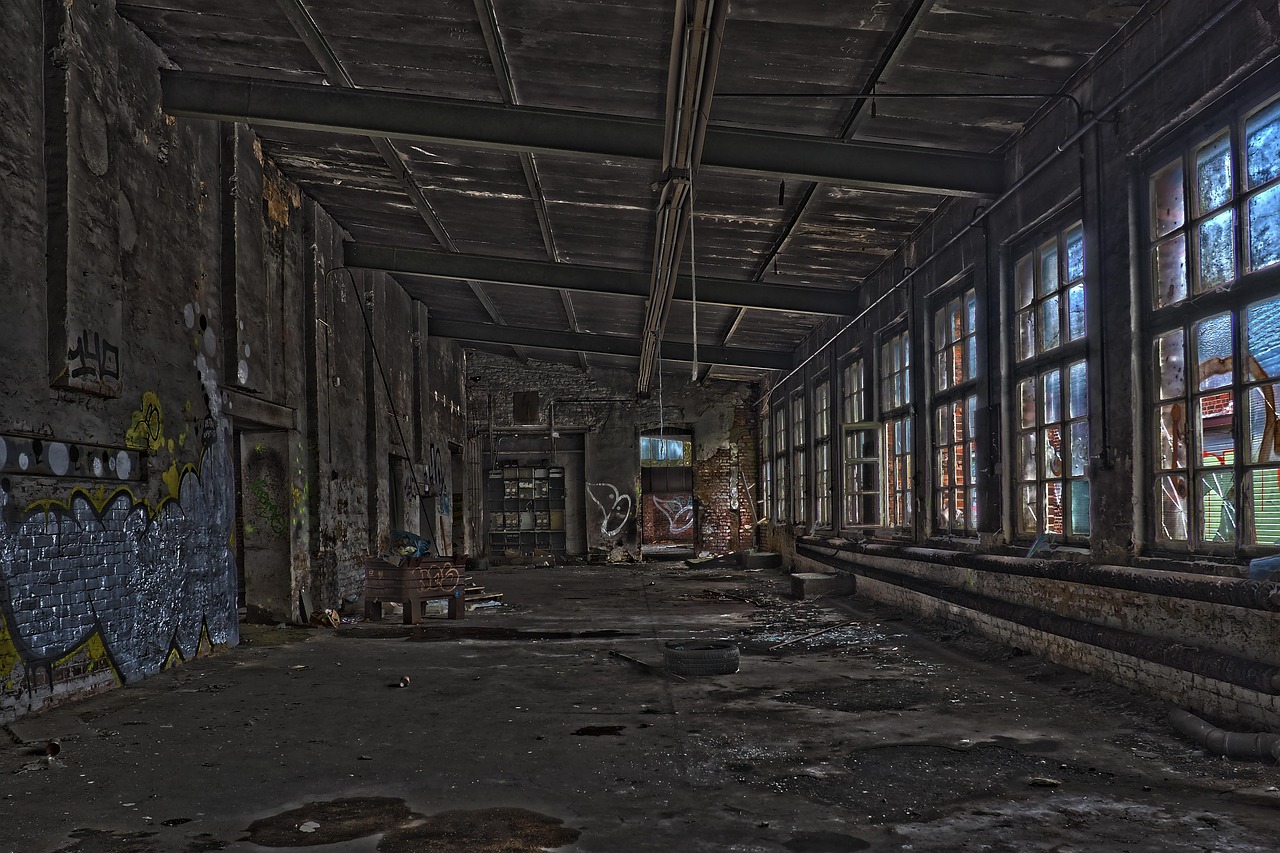 architektur, verlassen, alt, gebäude, lagerhaus, leer, ziegelstein, schmutzig, verschmutzt, marode, dreckig, urbex, verfall, zerfall, zerstörung, vergessen, ruine, schmutz, kaputt, lost places, verfallen, fabrik, alte fabrik, fabrikhalle, industrieanlage, industrie, heruntergekommen, graffiti, altes gebäude, industriegebäude, vergessene plätze, vergessene orte, dunkel, lost, baufällig, hdr, hdr-bild, unheimlich, düster, fenster, lagerhalle, innerhalb, dunkelheit, atmosphäre