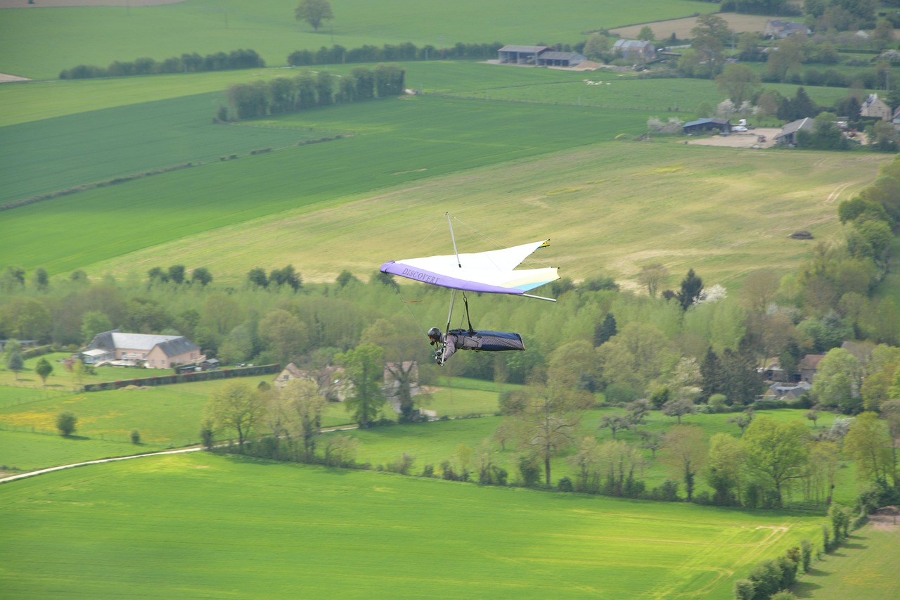 skärmflygning eller wing deltaest, flyga, sväva, på ett flygplan av fri flygning, flexibla vingar, vélideltiste, gratis flyg, transport, luft, flygplan, molnig himmel, plats clécy, normandie, frankrike, panoramautsikt