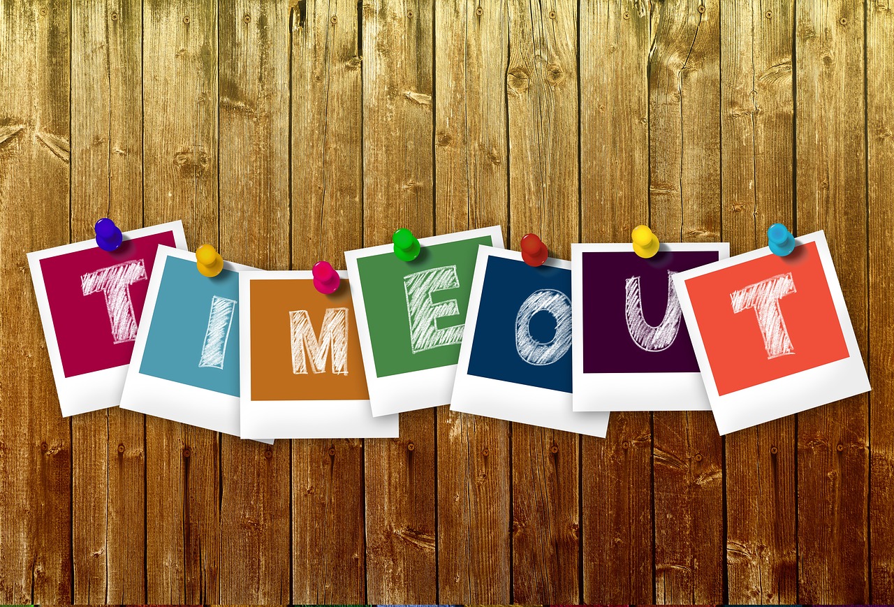timeout, uhr, vormittag, zeiger, stunde, ausspannen, unterbrechung, herz, liebe, beziehung, abstand, paar, ausruhen, pause, polaroid, pin, auszeit, relaxen, entspannen, silhouette, entspannung, aufforderung, holz, hölzern, aufhängen