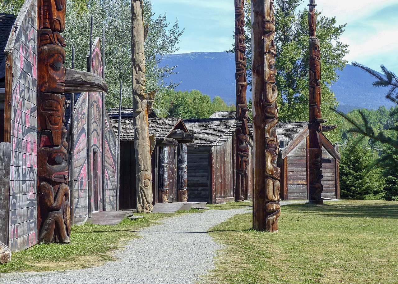 byggnader, trä, arv, konstruktion, arkitektur, landmärke, totems, den infödda befolkningen, ristningar, landskap, konst, historisk, terrass, brittiska columbia, kanada, turism, gammal