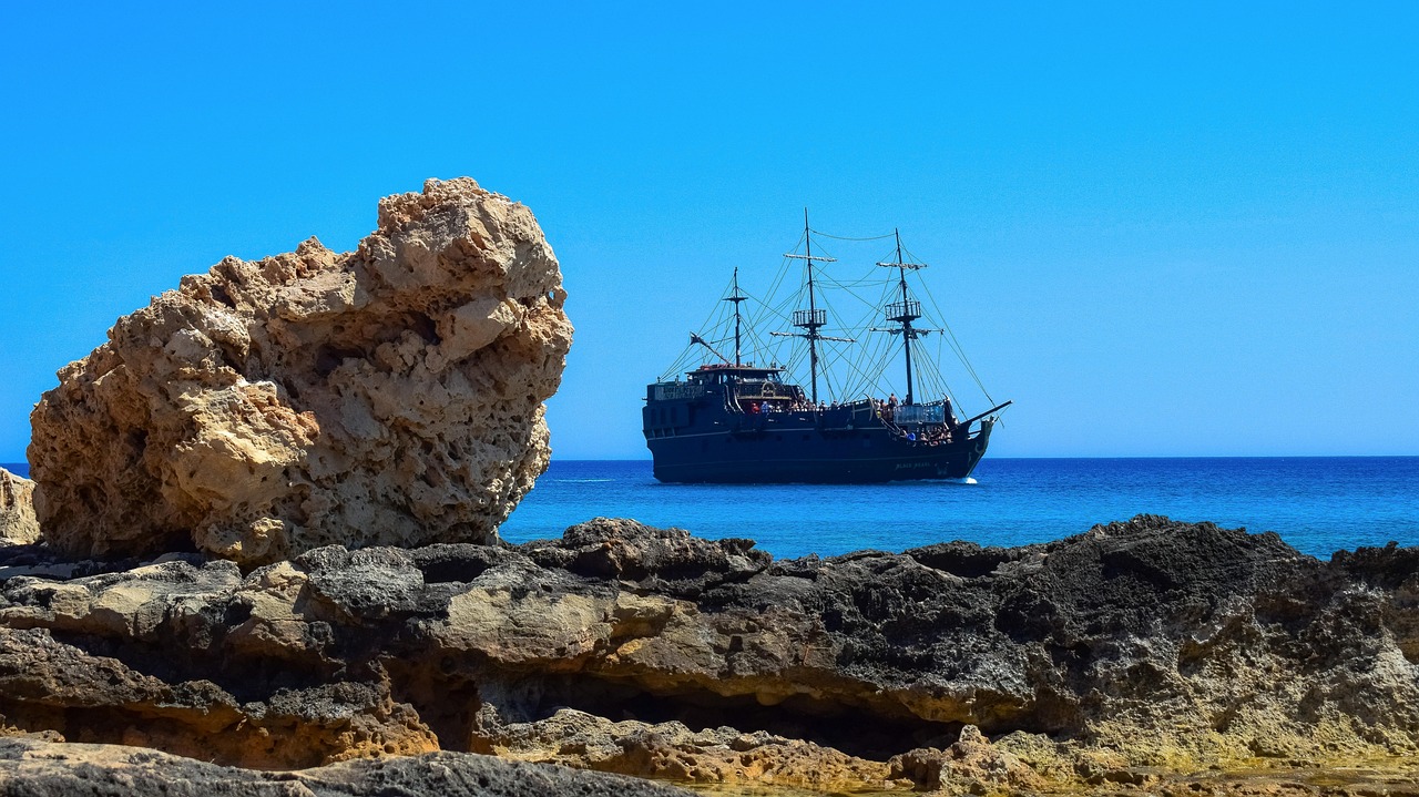 zypern, ayia napa, felsige küste, kreuzfahrtschiff, piratenschiff, tourismus, piratenschiff, piratenschiff, piratenschiff, piratenschiff, piratenschiff
