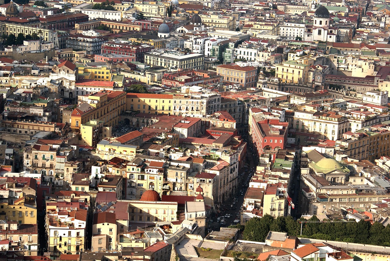 spanyol negyedévben, nápoly, olaszország, a régi központ, panoráma, antikvitás, metropolisz, kastélyok, építészet, sávok, decumani, akadémia, képzőművészet, múzeum, régészeti, város, szerkezet, idegenforgalom, történelem, kultúra, neapolis, műemlékek, bűnözés