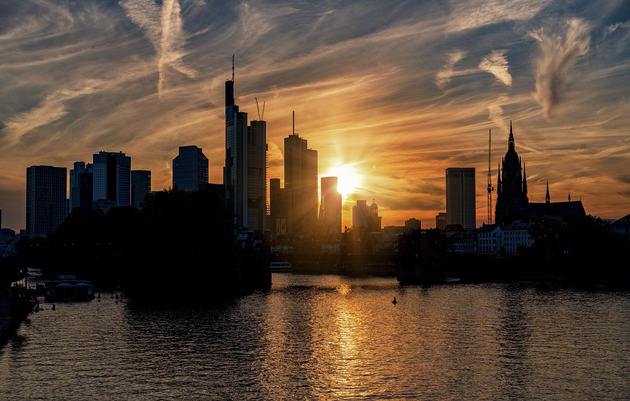 sonnenuntergang, skyline, stadt, stadtbild, wolkenkratzer, abenddämmerung, dämmerung, fluss, wasser, spiegelung, main, natur, frankfurt, deutschland